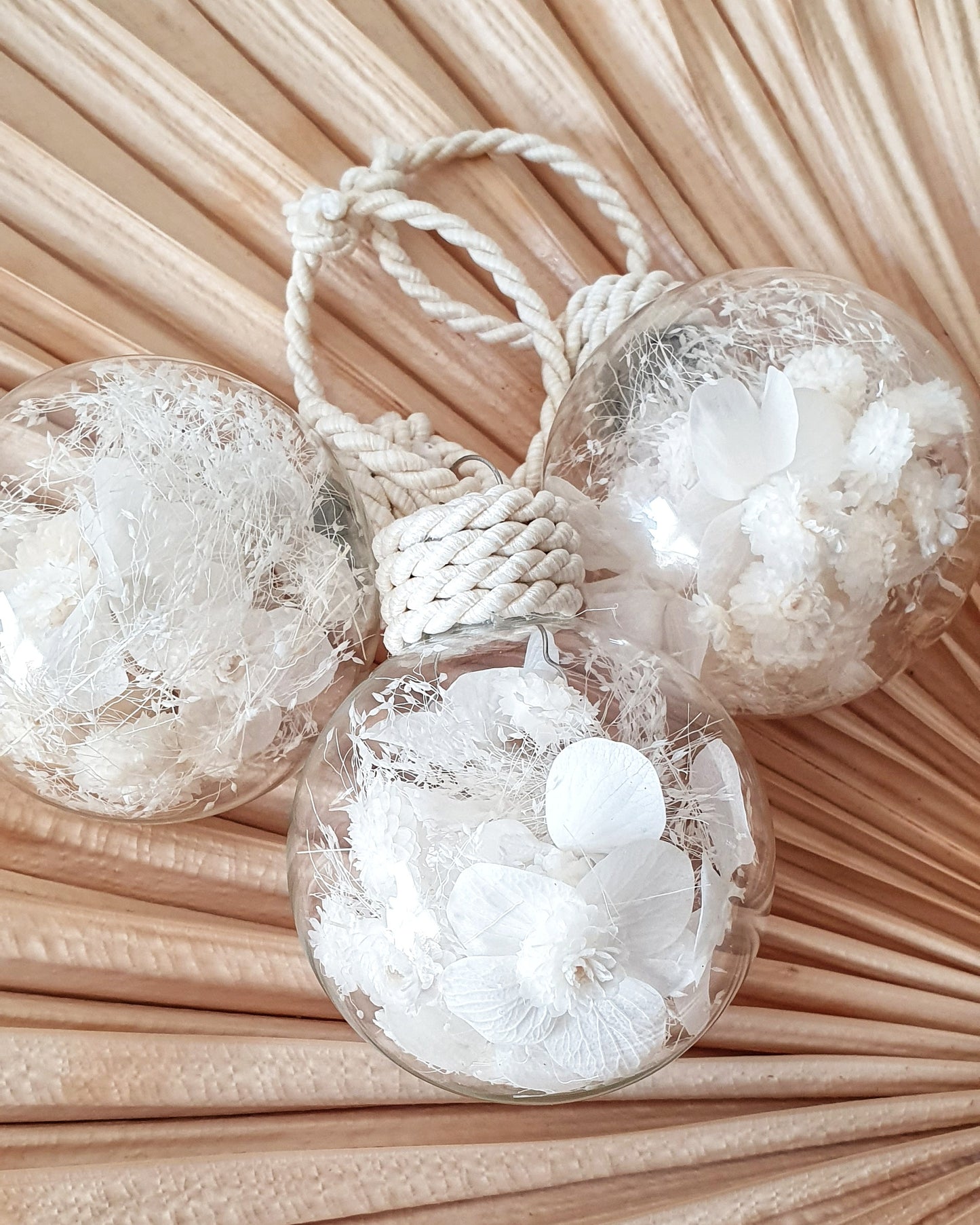 Boule de Noël en fleurs séchées