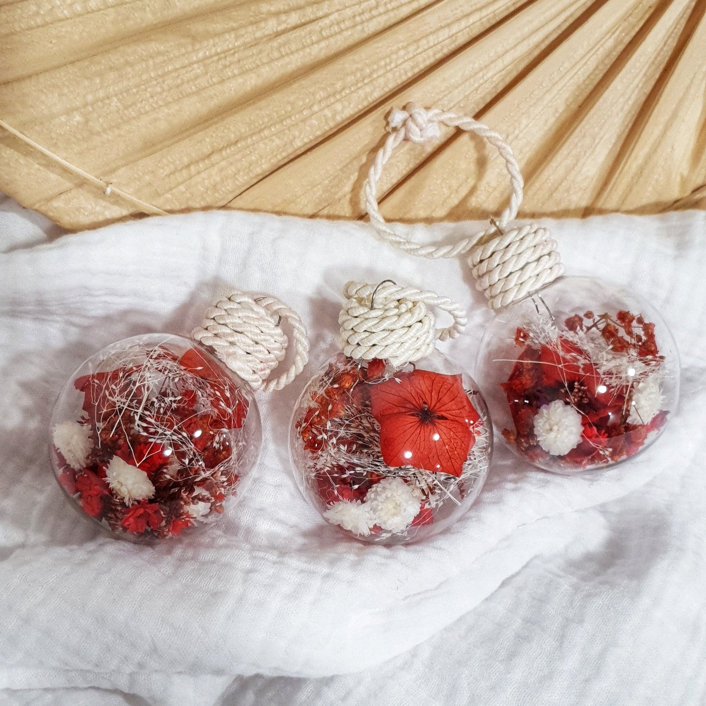 Boule de Noël en fleurs séchées