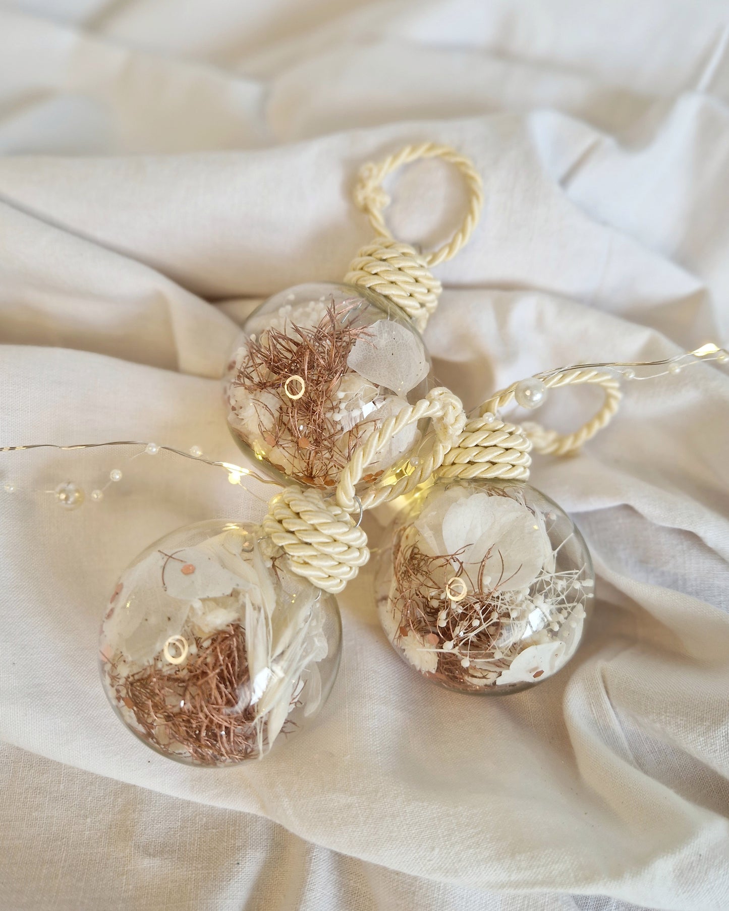 Boule de Noël en fleurs séchées